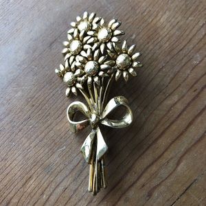 Gold Tone Bouquet of Flowers 💐